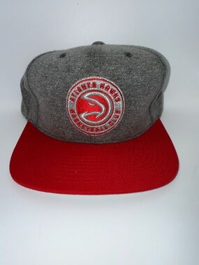 Mitchell & Ness Men’s Atlanta Hawks Snapback Hat in grey and red - Stain